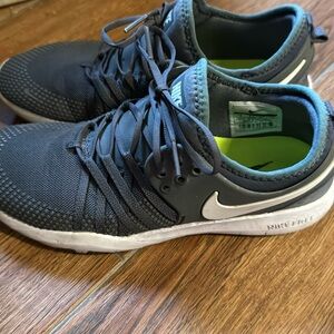 Good condition nike training gray white shoes size 7